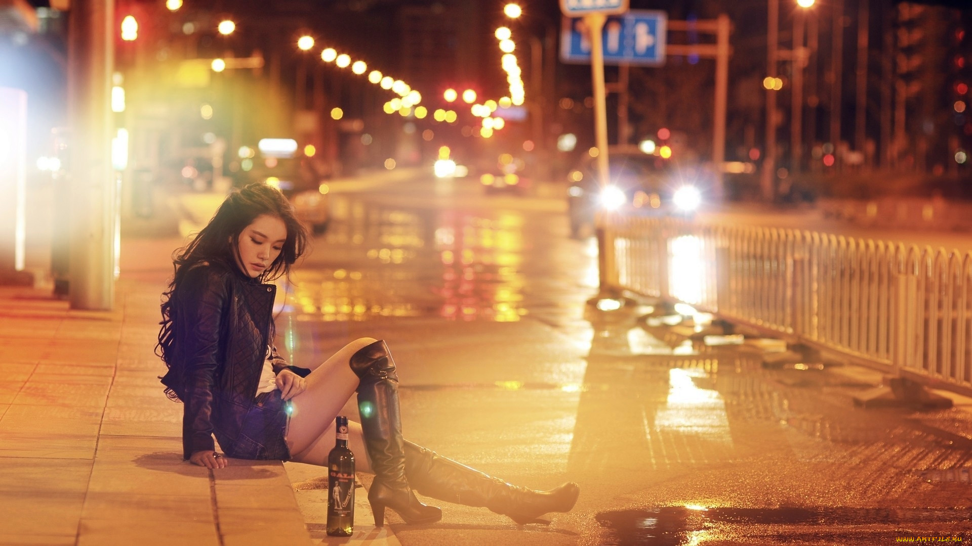 Музыка девочка гуляет. Девушка ночью в городе. Ночная фотосессия в городе. Девушка под дождем в городе. Девушка и ночной город.